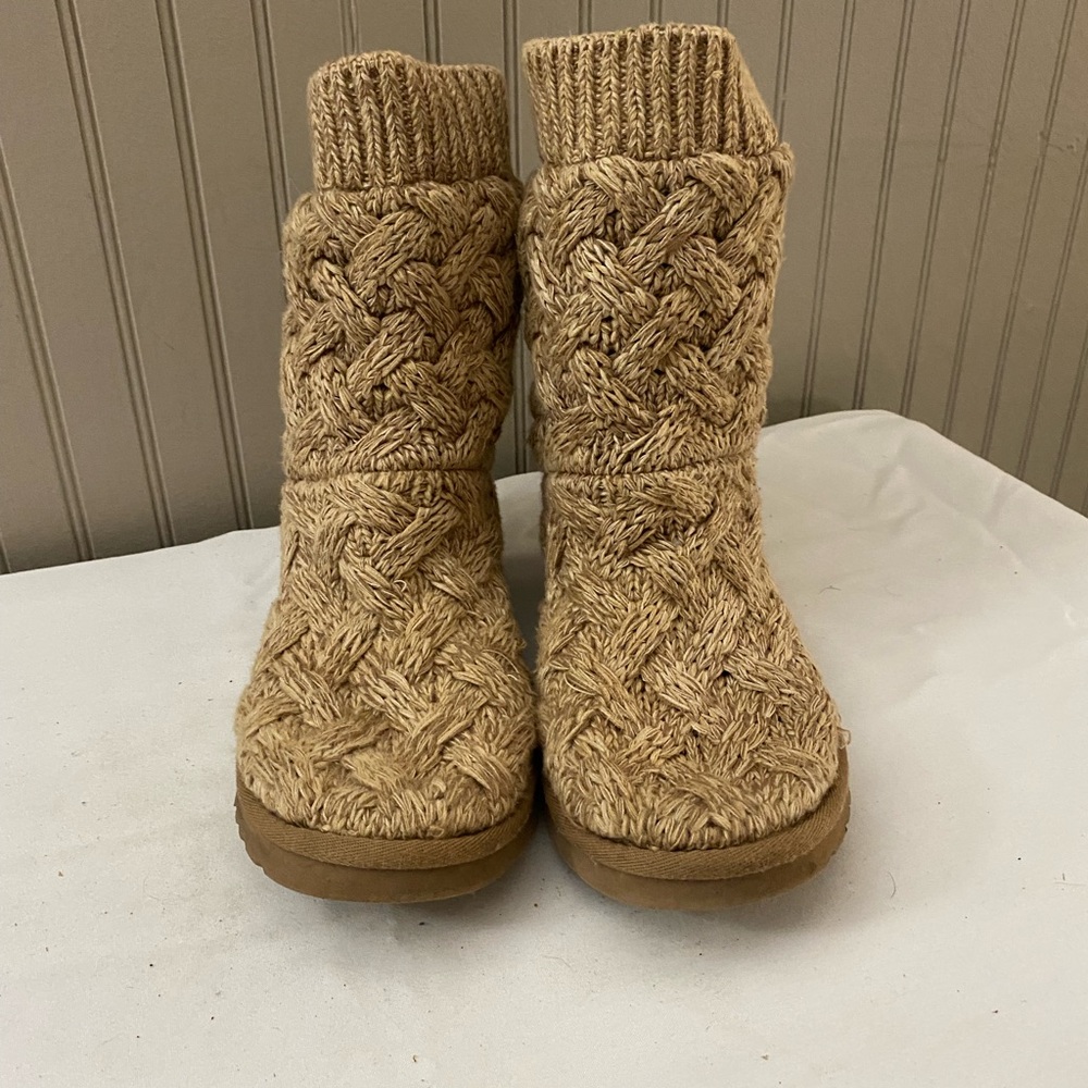 UGG size 7 tan knit boots